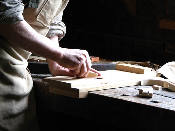 Ofrecemos un servicio de <strong>carpintería  de madera y ebanistería en Alpens</strong> adaptado a las necesidades del <strong>cliente</strong>.